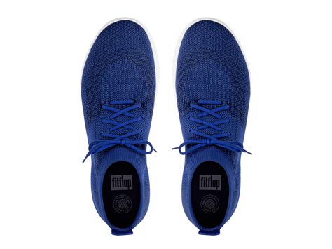 fel blauwe sneakers